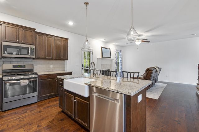 137 Burntash Ln, Hendersonville, TN 37075