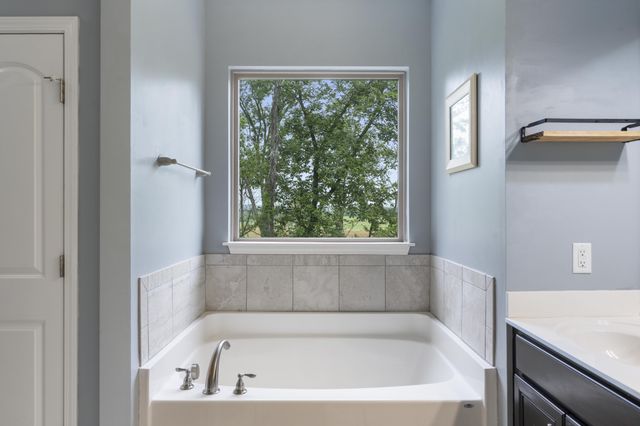 137 Burntash Ln, Hendersonville, TN 37075