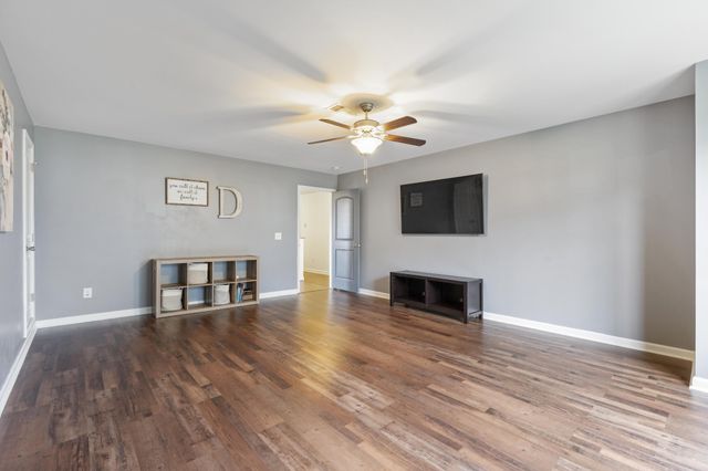 137 Burntash Ln, Hendersonville, TN 37075