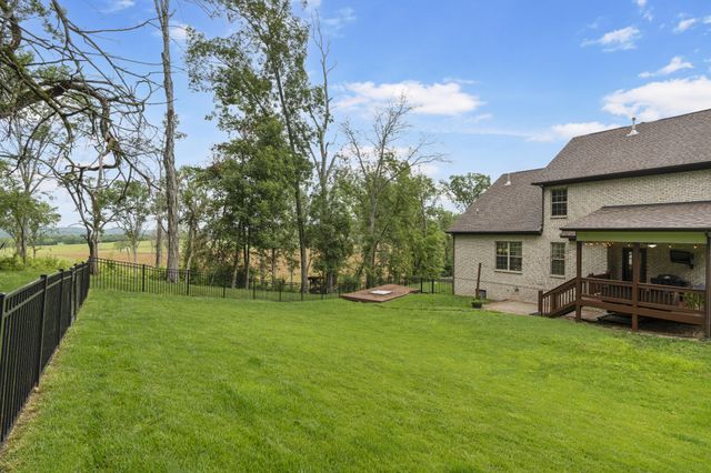 137 Burntash Ln, Hendersonville, TN 37075