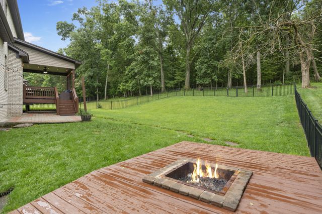 137 Burntash Ln, Hendersonville, TN 37075