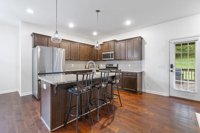 137 Burntash Ln, Hendersonville, TN 37075