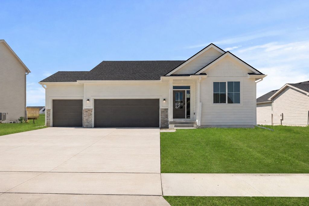 1012 Shady Lane Drive, Norwalk, IA 50211