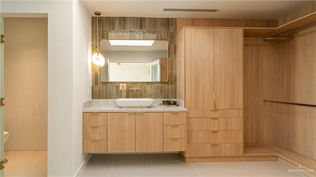 1410 S 7th Avenue, Edinburg, TX 78539