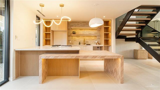 1410 S 7th Avenue, Edinburg, TX 78539