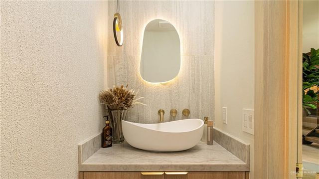 1410 S 7th Avenue, Edinburg, TX 78539