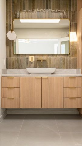 1410 S 7th Avenue, Edinburg, TX 78539