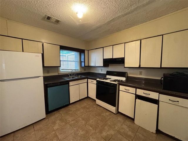 5140 High Point Road 21, Union City, GA 30291