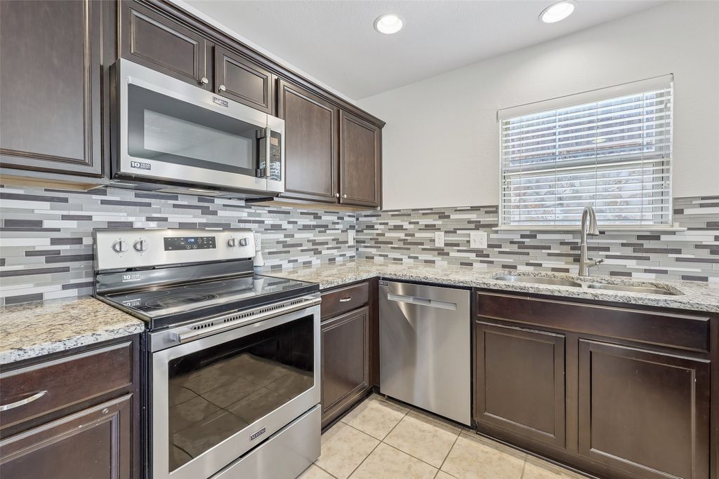 908 Blackberry Trail, Fort Worth, TX 76120 — photo 2
