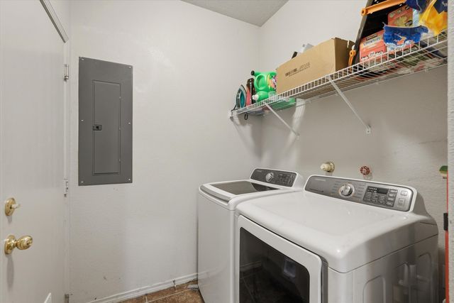 6227 Nueva Espana Road NW, Albuquerque, NM 87114