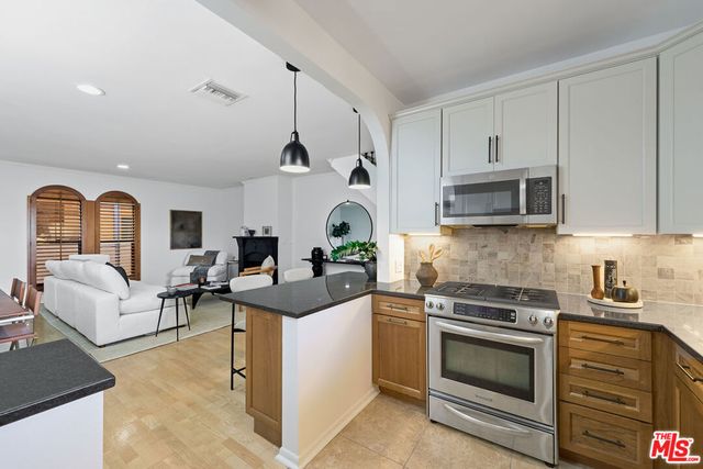 828 N Hudson Avenue 214, Los Angeles, CA 90038