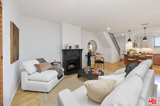 828 N Hudson Avenue 214, Los Angeles, CA 90038
