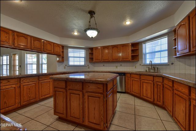 573 BLUFF CANYON Circle, El Paso, TX 79912