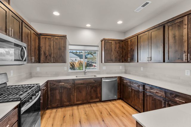 591 SW Cassidy Avenue, Madras, OR 97741