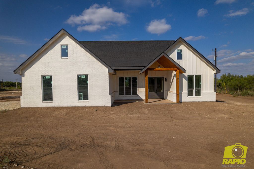 Image 2 of property listing at 10954 Twin Lakes Lane, San Angelo, TX 76904
