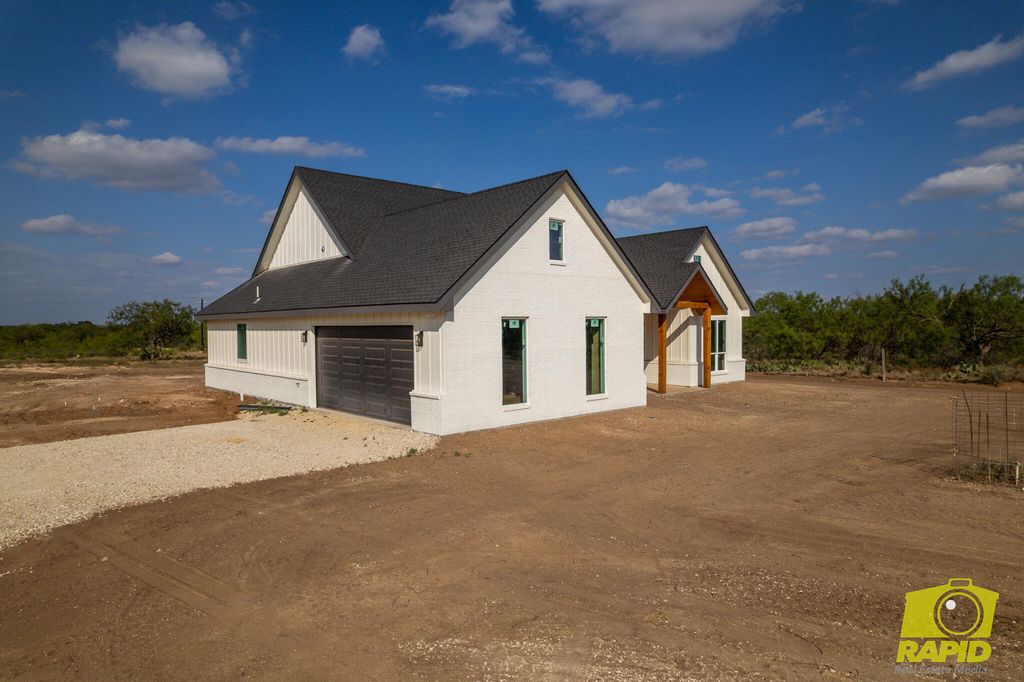 Image 3 of property listing at 10954 Twin Lakes Lane, San Angelo, TX 76904