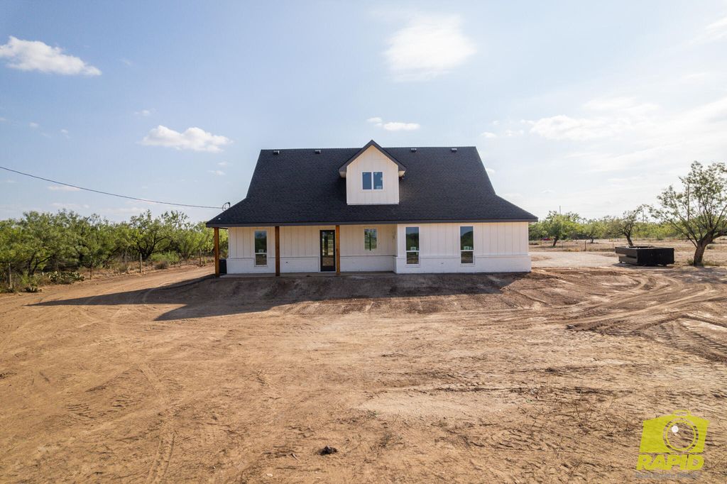 Image 5 of property listing at 10954 Twin Lakes Lane, San Angelo, TX 76904