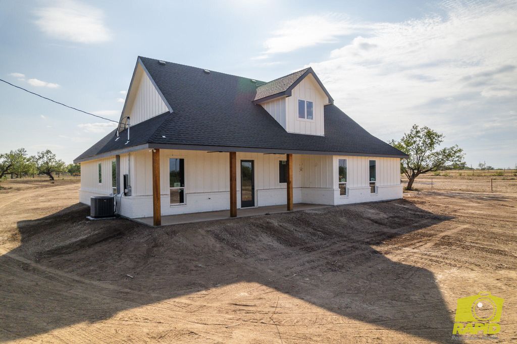 Image 6 of property listing at 10954 Twin Lakes Lane, San Angelo, TX 76904