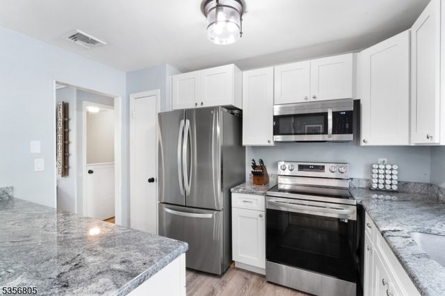 27 Adelphi Trl, Hopatcong Boro, NJ 07843