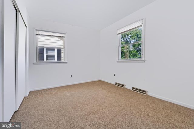 420 OAKLAND AVE, Bellmawr, NJ 08031