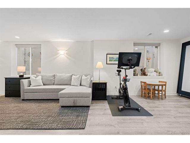 6 S Madison St, Denver, CO 80209