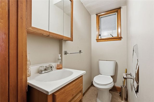 323 Hillside Ave, Ellwood City, PA 16117