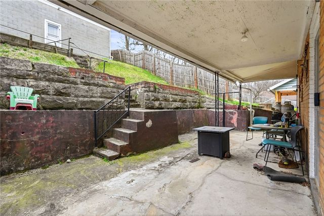 323 Hillside Ave, Ellwood City, PA 16117