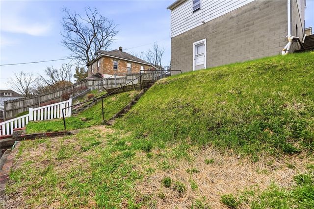 323 Hillside Ave, Ellwood City, PA 16117