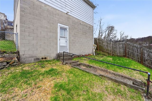 323 Hillside Ave, Ellwood City, PA 16117