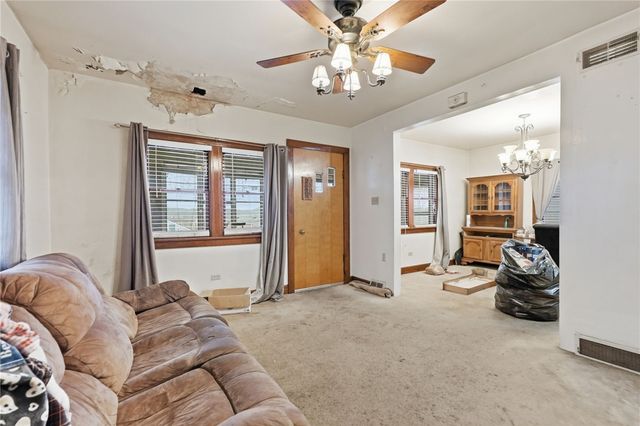 323 Hillside Ave, Ellwood City, PA 16117