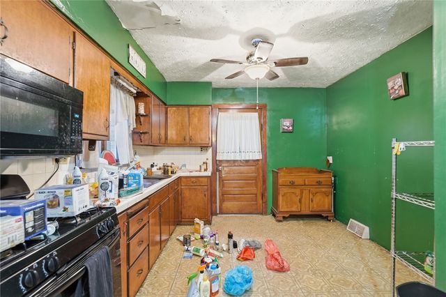 323 Hillside Ave, Ellwood City, PA 16117