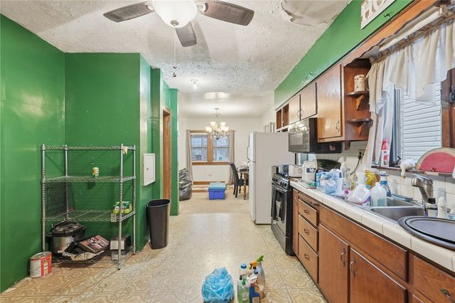 323 Hillside Ave, Ellwood City, PA 16117