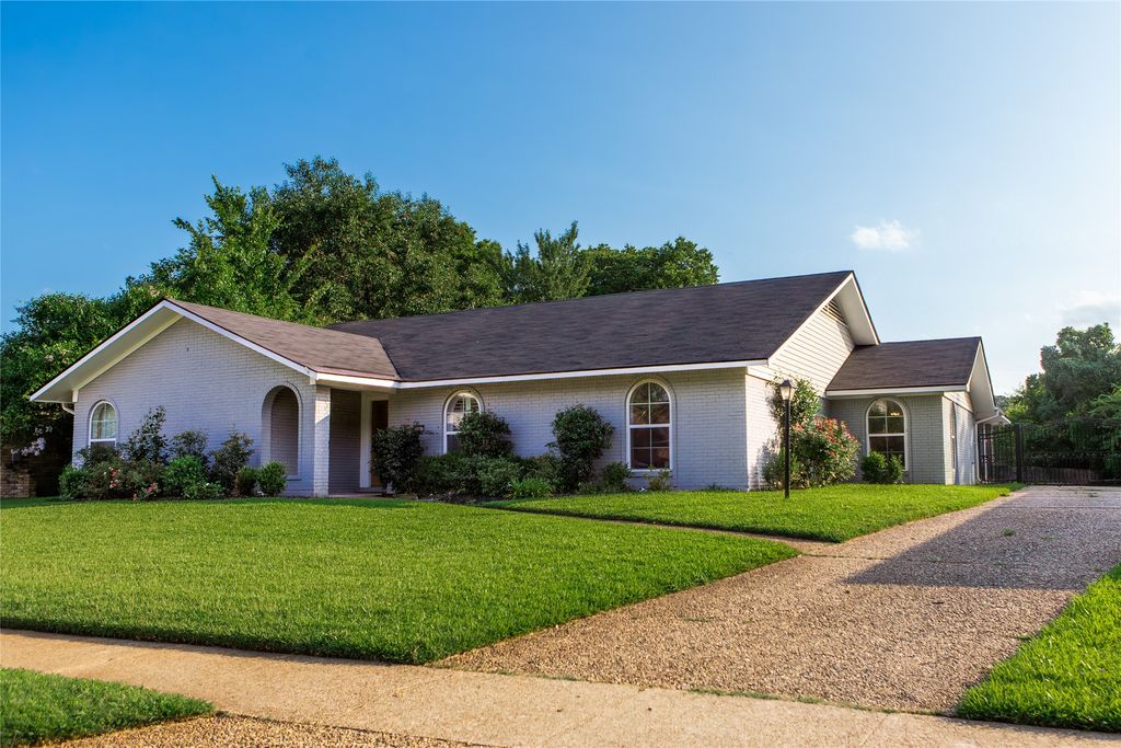 7500 Camelback Drive, Shreveport, LA 71105
