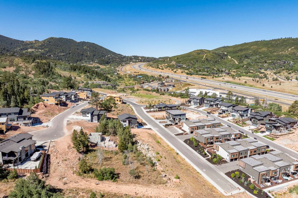 Image 14 of property listing at 4033 W DISCOVERY WAY #323, Park City, UT 84098