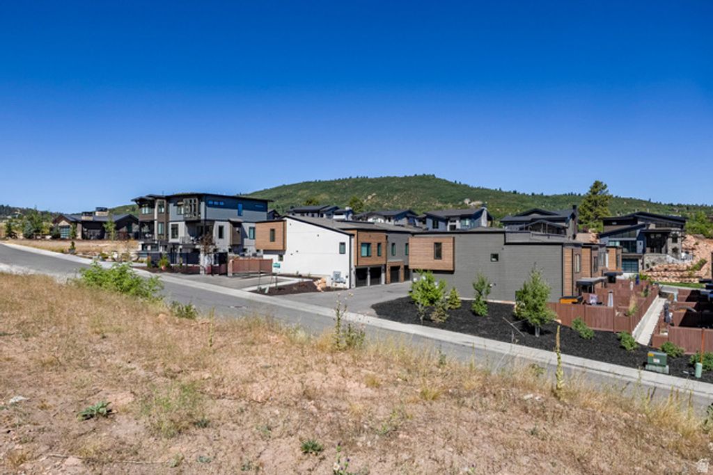 Image 25 of property listing at 4033 W DISCOVERY WAY #323, Park City, UT 84098