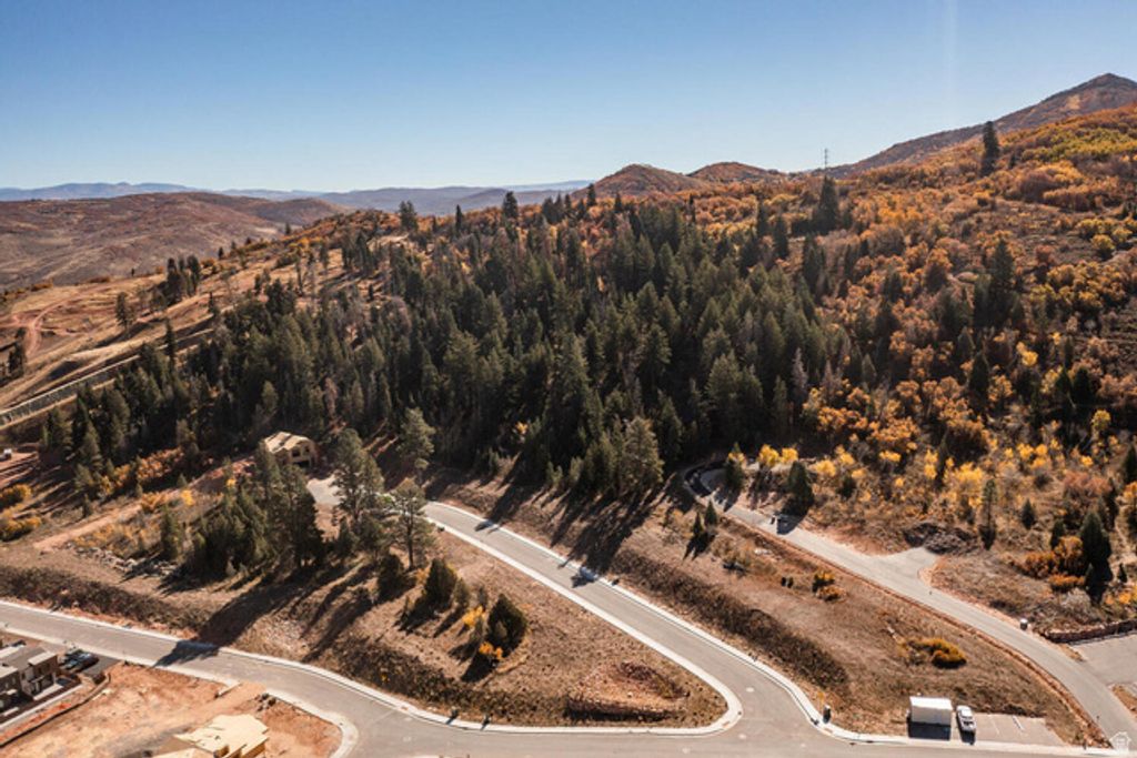 Image 32 of property listing at 4033 W DISCOVERY WAY #323, Park City, UT 84098