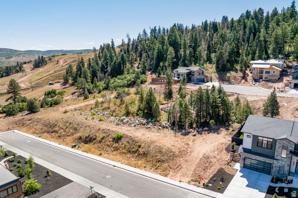 Image 6 of property listing at 4033 W DISCOVERY WAY #323, Park City, UT 84098