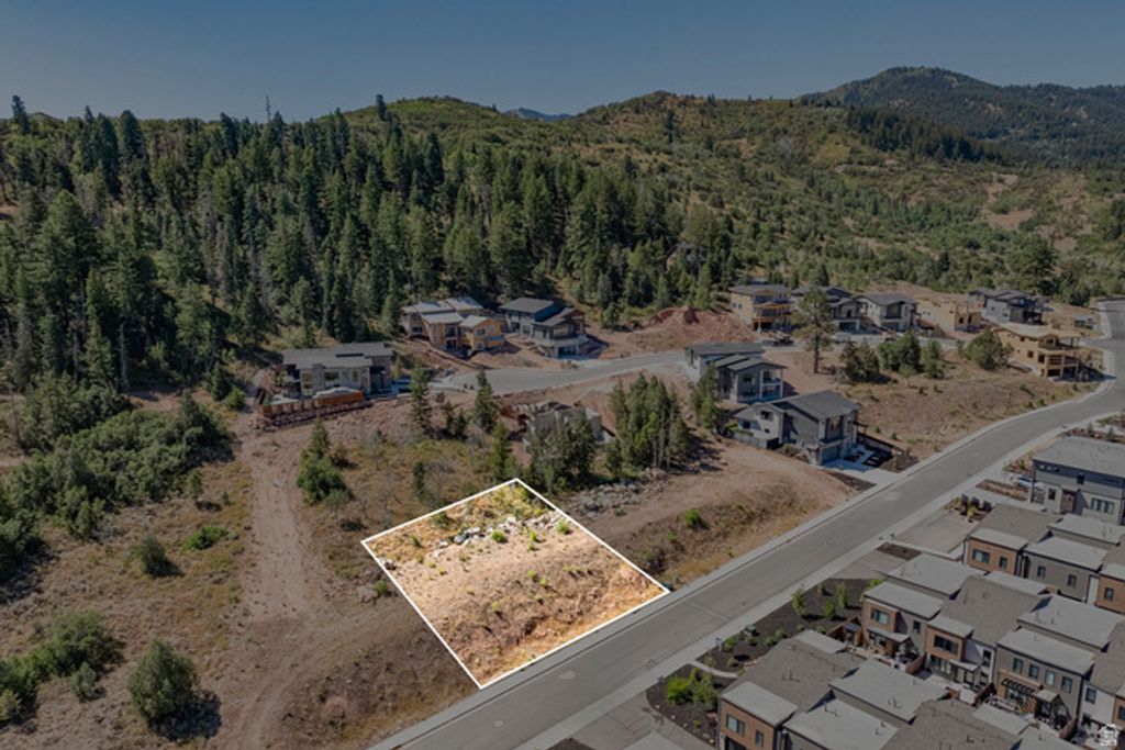 Image 8 of property listing at 4033 W DISCOVERY WAY #323, Park City, UT 84098