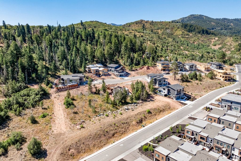 Image 9 of property listing at 4033 W DISCOVERY WAY #323, Park City, UT 84098
