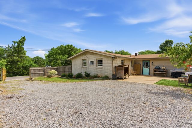 99 Curtiswood Dr, Hendersonville, TN 37075