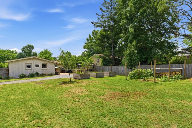 99 Curtiswood Dr, Hendersonville, TN 37075