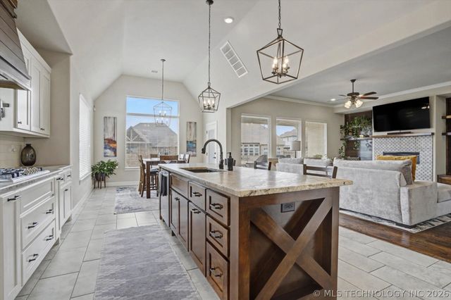 7004 E 124th Place S, Bixby, OK 74008