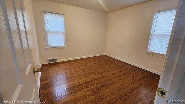 49 E Fairmount Avenue, Pontiac, MI 48340