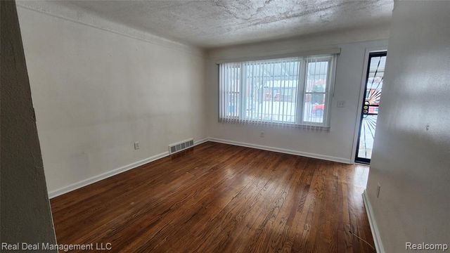 49 E Fairmount Avenue, Pontiac, MI 48340