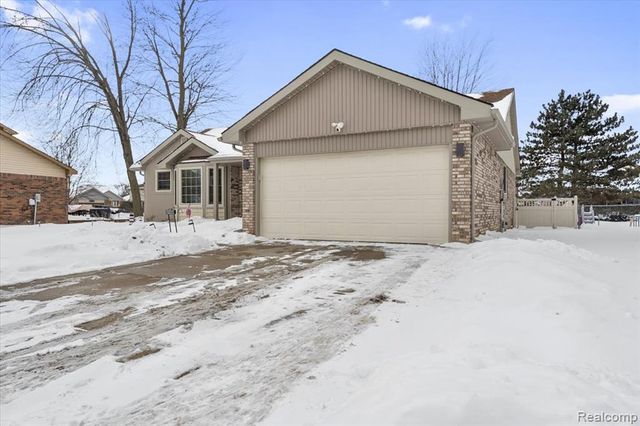 21526 E Chipmunk Trail, Woodhaven, MI 48183