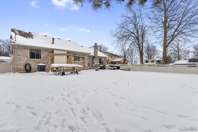 21526 E Chipmunk Trail, Woodhaven, MI 48183