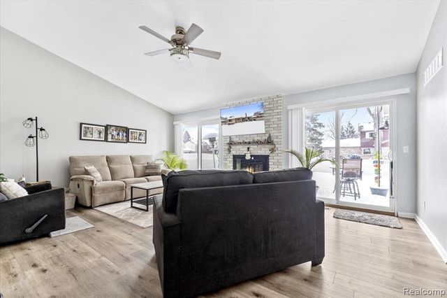 21526 E Chipmunk Trail, Woodhaven, MI 48183