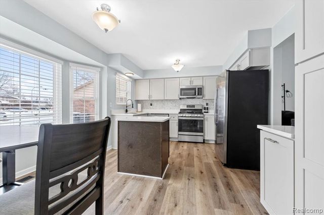 21526 E Chipmunk Trail, Woodhaven, MI 48183