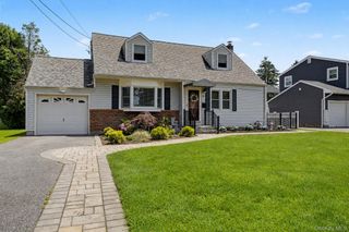 18 Heath Lane, East Northport, NY 11731