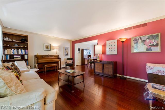 5409 S Piccadilly, West Bloomfield, MI 48322